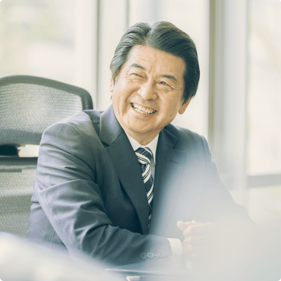 男性が微笑んでいる写真