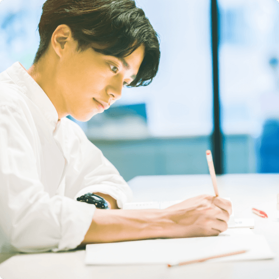 男性が勉強をしている写真