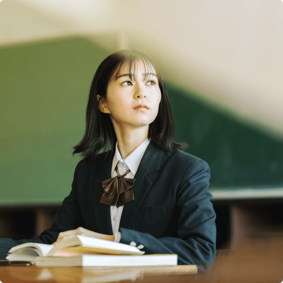 女子高生が椅子に座っている写真