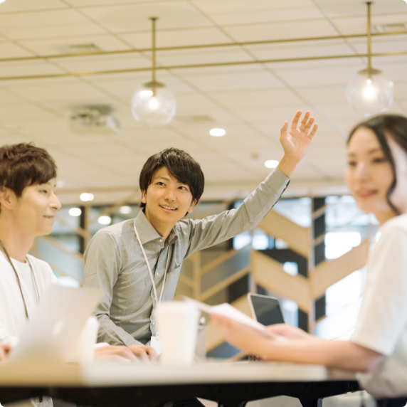 男性が挙手をしている写真