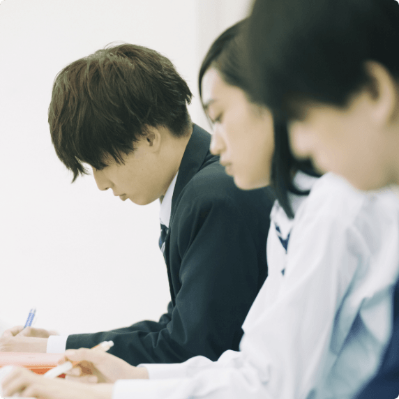 男性と女性が勉強している写真