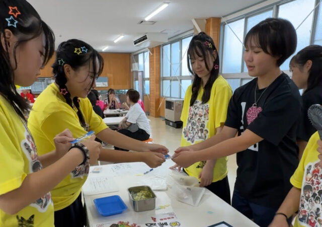 高校生が企業と挑む探求学習｜大垣商業高校×サンコック「黒チキバーガー」文化祭で完売！