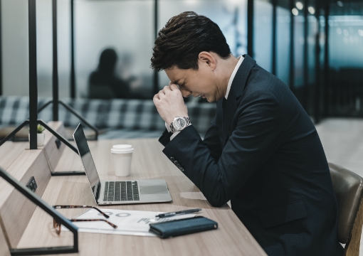 考えている様子の男性 イメージ写真