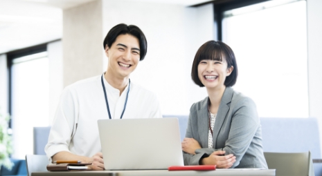 笑顔の男女の写真